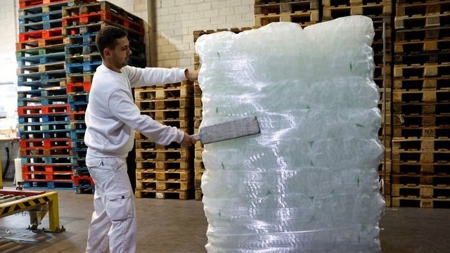 Nắng nóng gay gắt kéo dài, Tây Ban Nha khan hiếm đá lạnh