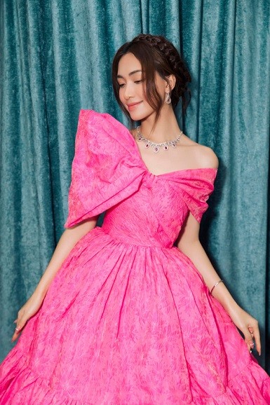 Kiểu tóc tết cầu kỳ, gợi nhớ hình ảnh công nương châu Âu được áp dụng cho hòa Minzy khi mặc váy tạo khối nơ 3D to bản.