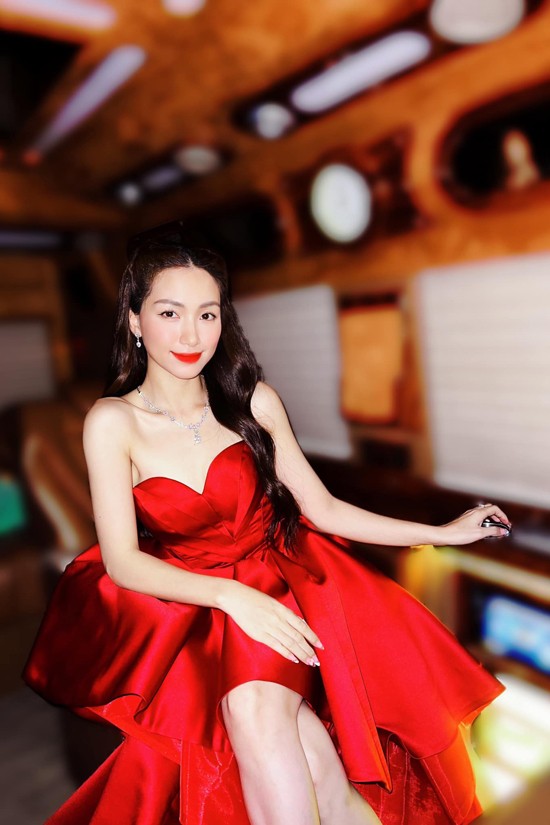 Phong cách thời trang tiểu thư điệu đà của Hòa Minzy