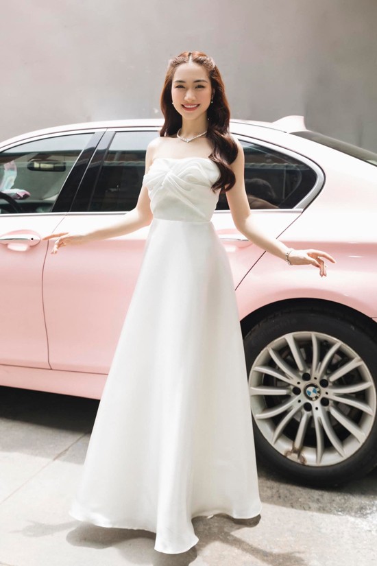 Trang phục lấy cảm hứng từ váy cổ điển với phần thân trên ôm sát, chiết eo nhẹ nhàng, chân váy dài dễ tôn dáng mảnh mai cho người mặc.