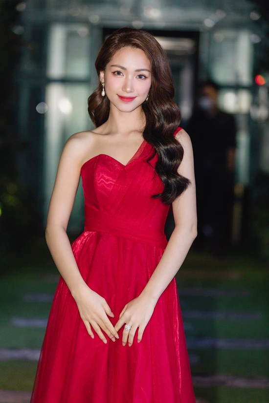 Khi diện các thiết kế theo style tiểu thư, nữ ca sĩ thường để tóc uốn setting nhằm tăng sự quyến rũ.