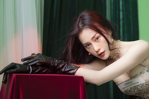 Phương Oanh cho biết thay vì trang điểm ấn tượng hay làm tóc cầu kỳ, cô chọn phong cách tự nhiên với lớp nền trong suốt, mái tóc buông xõa tự nhiên.