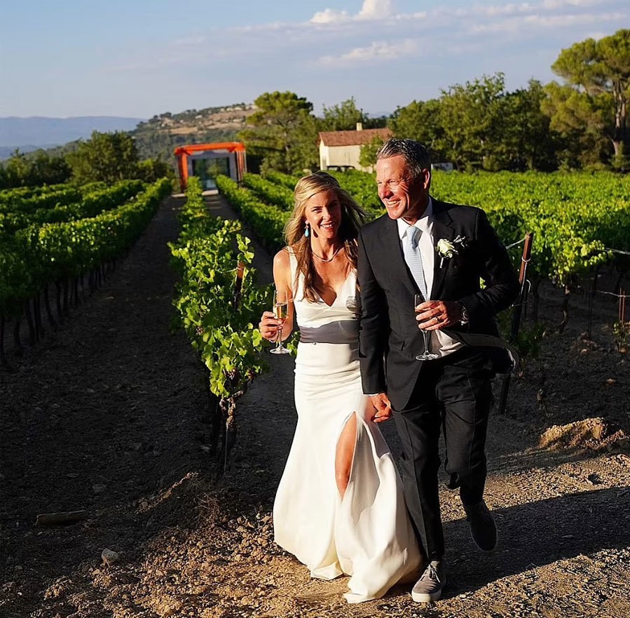 Lance Armstrong và bạn gái rạng rỡ trong đám cưới tại Pháp