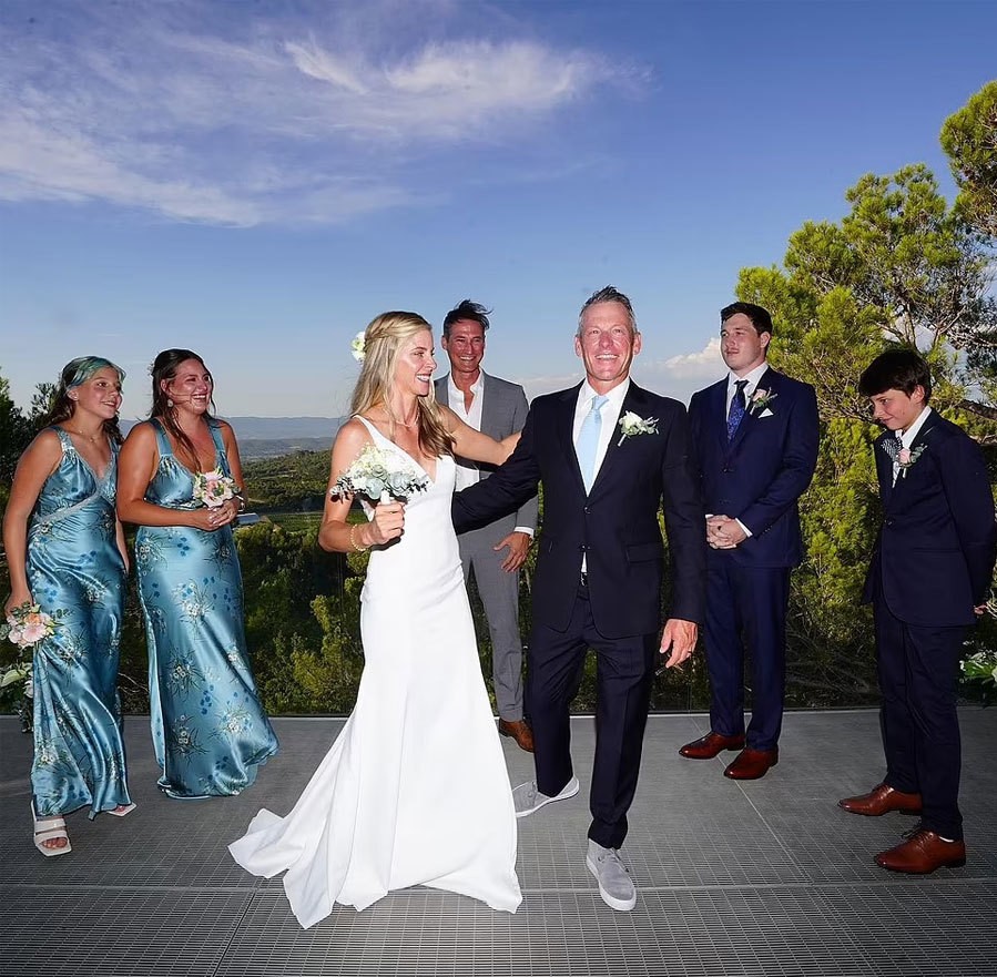 Lance Armstrong và bạn gái rạng rỡ trong đám cưới tại Pháp