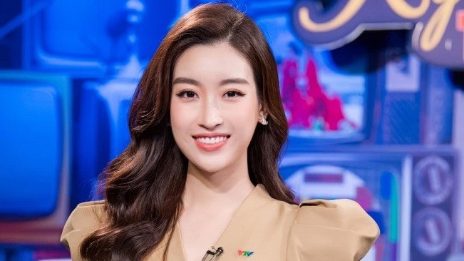 Hoa hậu Đỗ Mỹ Linh chọn phong cách công sở khi làm MC thể thao truyền hình