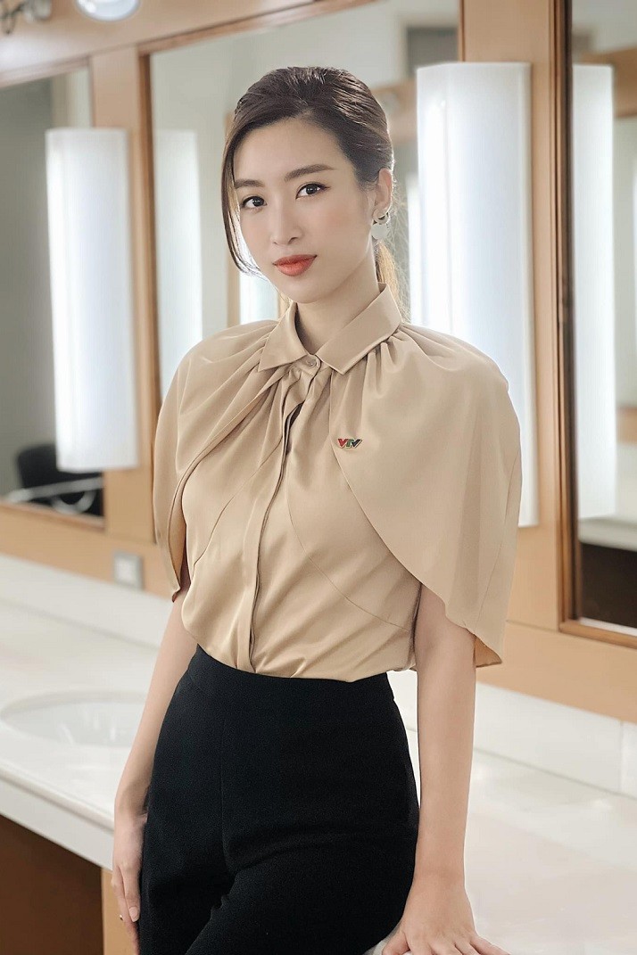 Hoa hậu Đỗ Mỹ Linh chọn phong cách công sở khi làm MC thể thao truyền hình