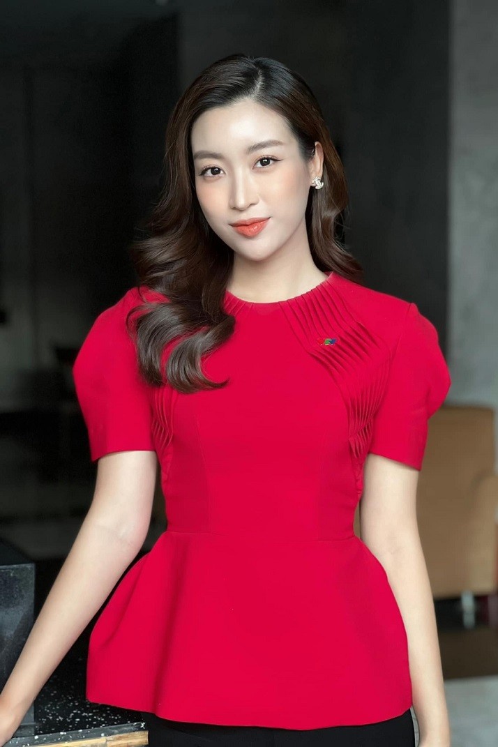 Hoa hậu Đỗ Mỹ Linh chọn phong cách công sở khi làm MC thể thao truyền hình