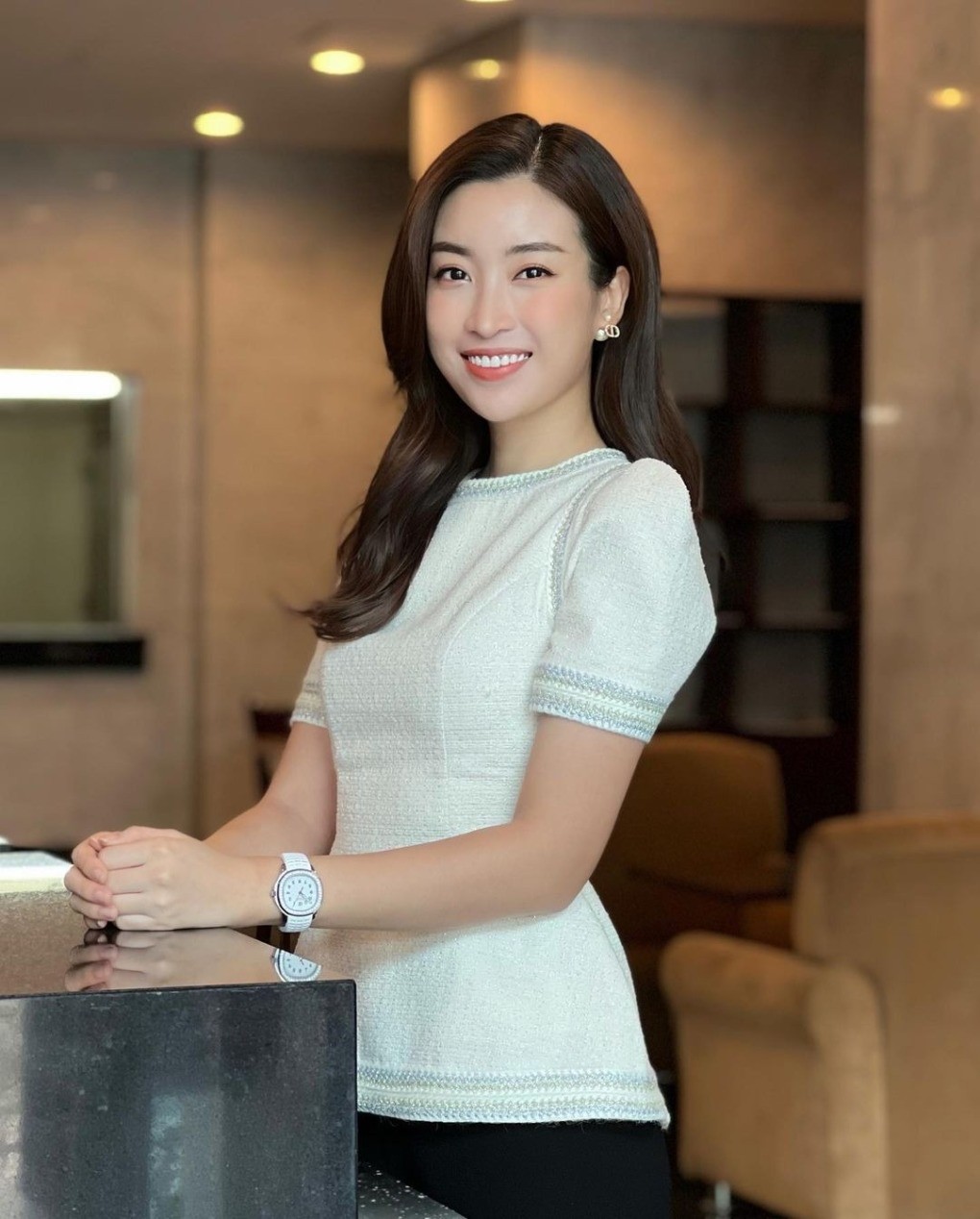 Hoa hậu Đỗ Mỹ Linh chọn phong cách công sở khi làm MC thể thao truyền hình