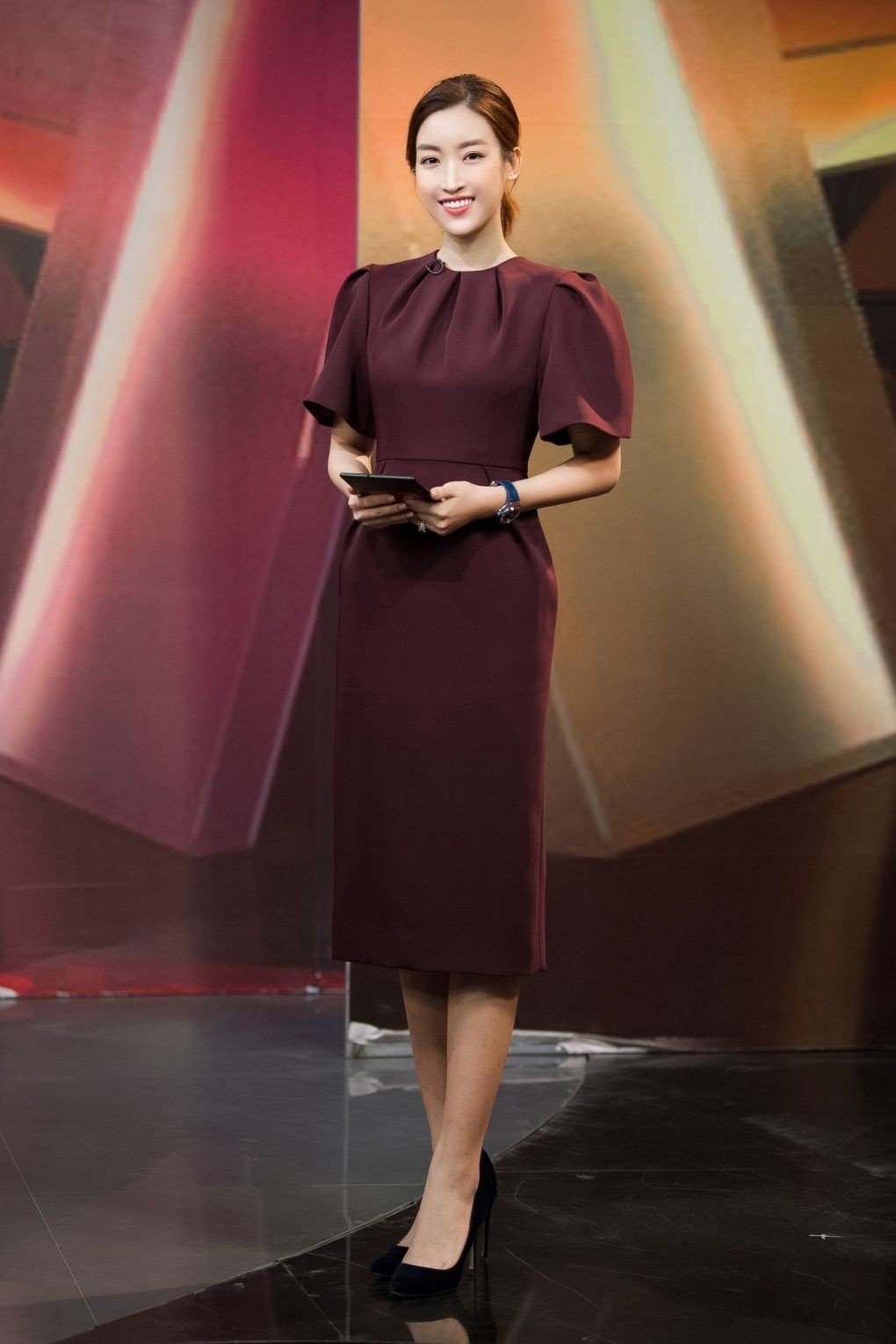 Hoa hậu Đỗ Mỹ Linh chọn phong cách công sở khi làm MC thể thao truyền hình