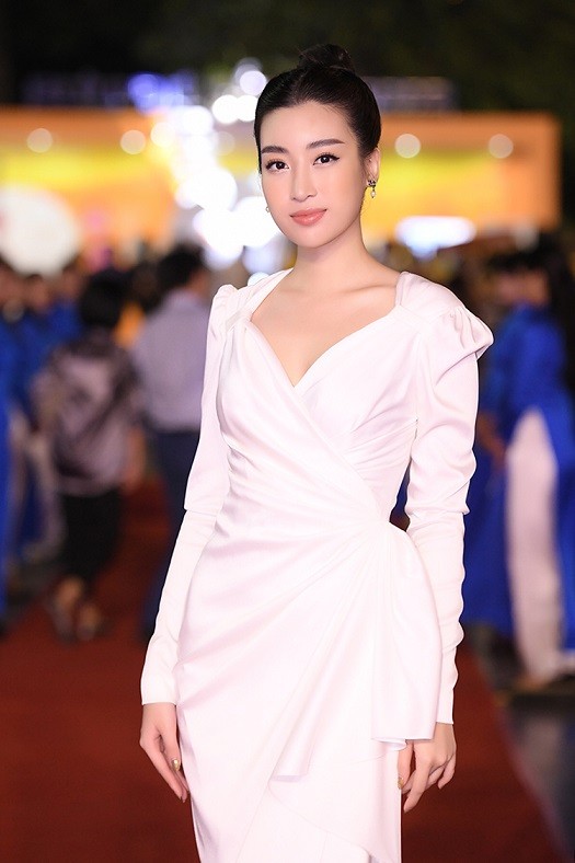 Hoa hậu Đỗ Mỹ Linh chọn phong cách công sở khi làm MC thể thao truyền hình