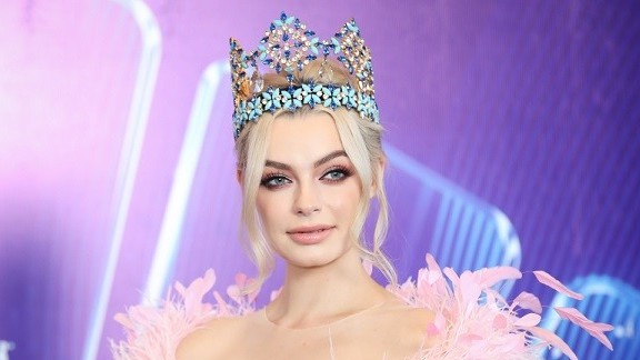 Miss World 2021 Karolina Bielawska ngọt ngào cùng dàn Hoa hậu và Á hậu Việt