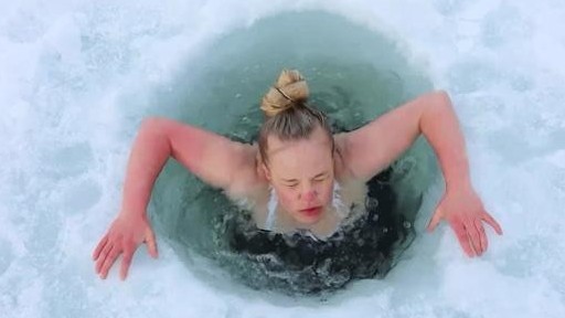 Cô gái tắm trong hố băng hàng ngày trong thời tiết lạnh âm 20 độ