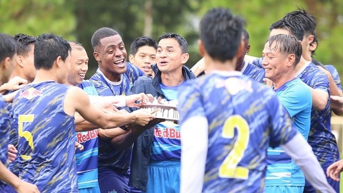 HLV Kiatisuk cầu bình an và may mắn trong ngày sinh nhật