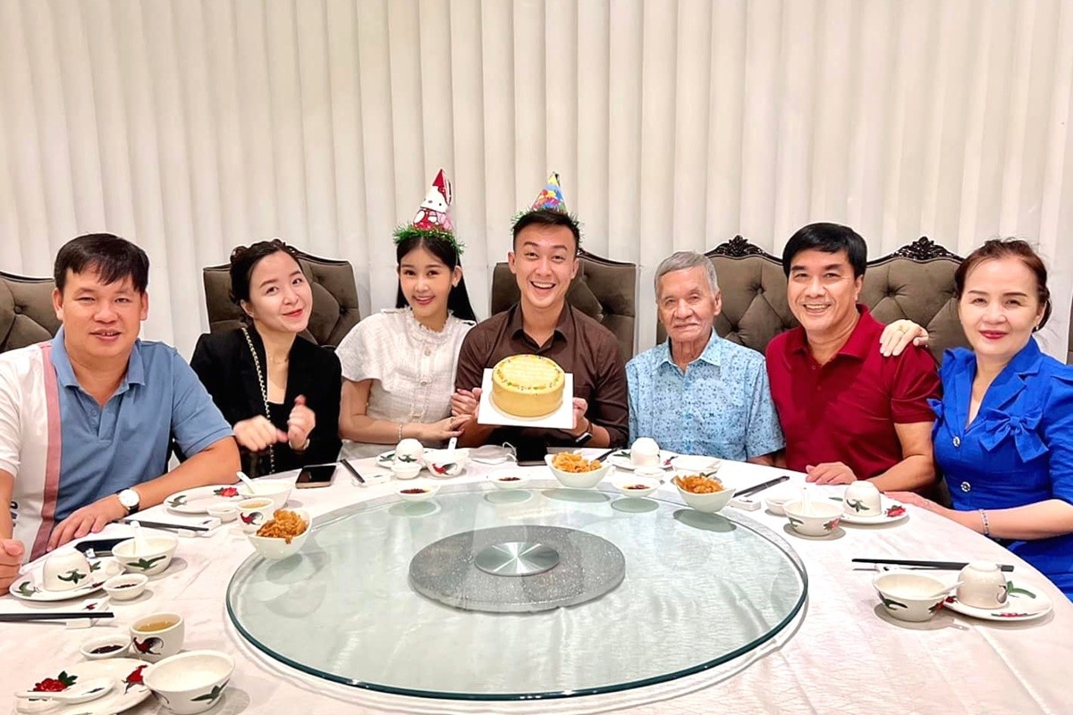 Lê Âu Ngân Anh chuẩn bị bánh kem, quà mừng sinh nhật lần thứ 32 của bạn trai Phan Tô Ny, hôm 11/8. Cô nhắn nhủ chồng sắp cưới: 'Từ hai năm trước, 11/8 luôn là một ngày đặc biệt với em, là ngày em muốn gửi đến anh những lời mong ước tốt đẹp nhất. Sinh nhật anh năm nay, em được dành những điều tốt đẹp này tại chính ngôi nhà của mình. Sẽ luôn tươi cười hạnh phúc như khoảnh khắc này, trong mọi chặng đường cùng nhau sắp tới anh nhé!'. Tô Ny cũng đáp lại tình cảm của bạn gái: 'Món quà quý giá nhất là sự hiện diện của gia đình. Gia đình nhỏ trong lòng gia đình lớn'. Lê Âu Ngân Anh chuẩn bị bánh kem, quà mừng sinh nhật lần thứ 32 của bạn trai Phan Tô Ny, hôm 11/8. Cô nhắn nhủ chồng sắp cưới: 'Từ hai năm trước, 11/8 luôn là một ngày đặc biệt với em, là ngày em muốn gửi đến anh những lời mong ước tốt đẹp nhất. Sinh nhật anh năm nay, em được dành những điều tốt đẹp này tại chính ngôi nhà của mình. Sẽ luôn tươi cười hạnh phúc như khoảnh khắc này, trong mọi chặng đường cùng nhau sắp tới anh nhé!'. Tô Ny cũng đáp lại tình cảm của bạn gái: 'Món quà quý giá nhất là sự hiện diện của gia đình. Gia đình nhỏ trong lòng gia đình lớn'.