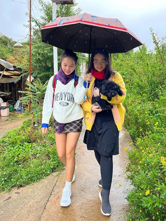 Hiền Thục (trái) đăng ảnh sánh bước bên Gia Bảo kèm chú thích: 'Ngày mưa với con gái, thoắt cái đã 20 năm'. Trong khi cô nàng Gen Z chọn đồ kín cổng cao tường với sắc đen chủ đạo và cardigan vàng, Hiền Thục lại mặc váy siêu ngắn tôn cặp chân nuột nà. Tấm hình thu hút hàng ngàn bình luận với nội dung khen ngợi nữ ca sĩ: 'Mẹ trẻ hơn con gái luôn', 'Như hai chị em mà chả biết ai là chị, ai là em cả', 'Ai là mẹ, ai là con?'...