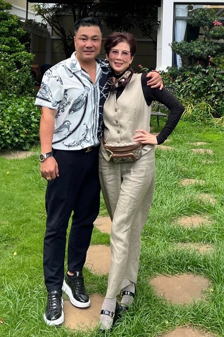 Hôm 9/8, Diễm Hương gặp lại 'người tình màn ảnh' thập niên 1990 Lý Hùng trong buổi họp lớp của các cựu sinh viên Khóa Một trường Nghệ thuật Sân khấu 2 (nay là trường Đại học Sân khấu Điện ảnh TP HCM).