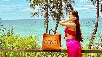 Thời trang gợi cảm của Lê Âu Ngân Anh khi dạo biển