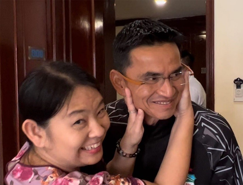 Bà xã Asarapa và ba con gái của HLV Kiatisuk từ Thái Lan sang Việt Nam hôm 13/8. Thời điểm đó, nhà cầm quân người Thái Lan đang cùng HAGL ở Hà Nội để chuẩn bị cho trận đấu vòng 12 V-League 2022. Kiatisuk không giấu được sự ngạc nhiên và vui mừng khi mở cửa phòng và trông thấy vợ con ở trong. Bà xã Asarapa và ba con gái của HLV Kiatisuk từ Thái Lan sang Việt Nam hôm 13/8. Thời điểm đó, nhà cầm quân người Thái Lan đang cùng HAGL ở Hà Nội để chuẩn bị cho trận đấu vòng 12 V-League 2022. Kiatisuk không giấu được sự ngạc nhiên và vui mừng khi mở cửa phòng và trông thấy vợ con ở trong.