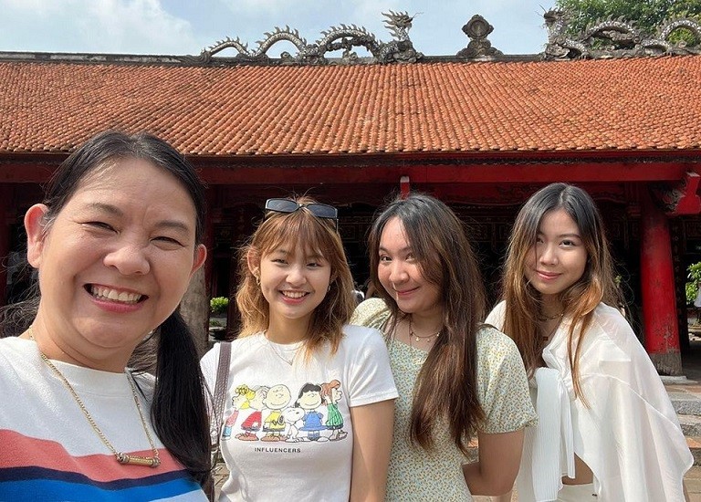 HLV Kiatisuk bất ngờ, đón vợ và ba con gái sang thăm HLV Kiatisuk bất ngờ, đón vợ và ba con gái sang thăm