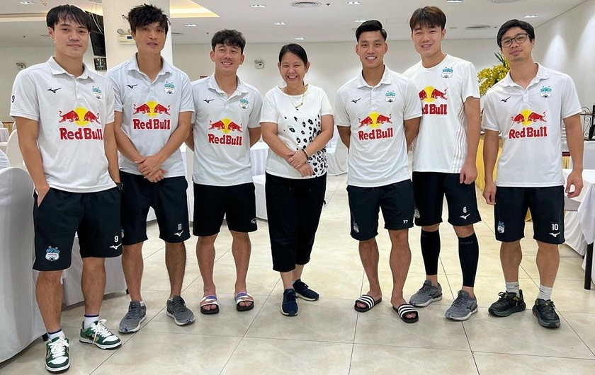 HLV Kiatisuk bất ngờ, đón vợ và ba con gái sang thăm HLV Kiatisuk bất ngờ, đón vợ và ba con gái sang thăm