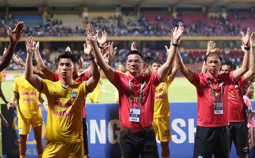 HLV Kiatisuk bất ngờ, đón vợ và ba con gái sang thăm HLV Kiatisuk bất ngờ, đón vợ và ba con gái sang thăm