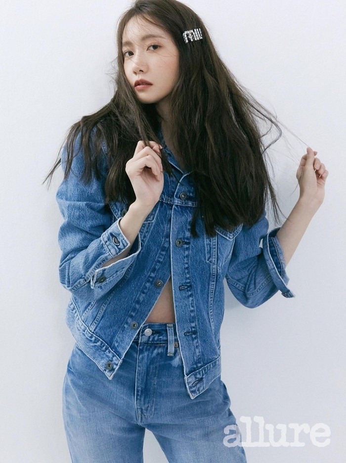 Ngoài ra, Yoona còn chăm chỉ tập yoga, pilates, massage xương (golki)… để sửa khuyết điểm chân vòng kiềng. Các bài tập này có tác dụng sửa dáng, cải thiện độ cong của chân nhưng đòi hỏi người tập phải kiên trì trong nhiều năm mới thấy được hiệu quả. (Nguồn: Allure