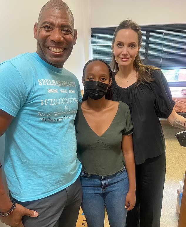 Hình ảnh Angelina Jolie vô cùng rạng rỡ và thanh lịch khi mua sắm