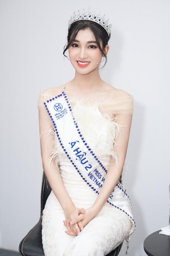 Vẻ đẹp trong sáng và dịu dàng của Á hậu Phương Nhi