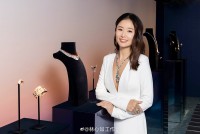 Ngắm Lâm Tâm Như trong veo cùng đầm trắng thanh lịch và trang sức nổi bật