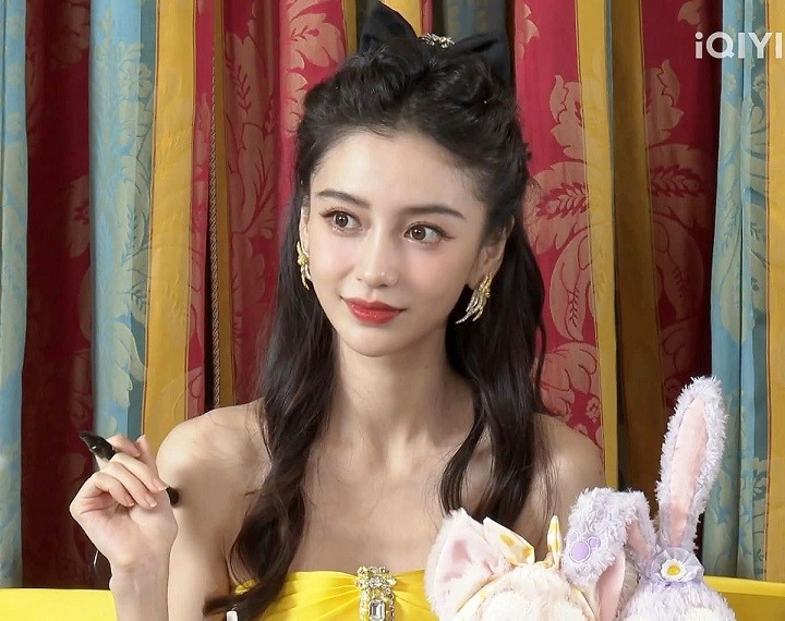 Angelababy trang điểm cầu kỳ, mặc váy khoe vai trần.