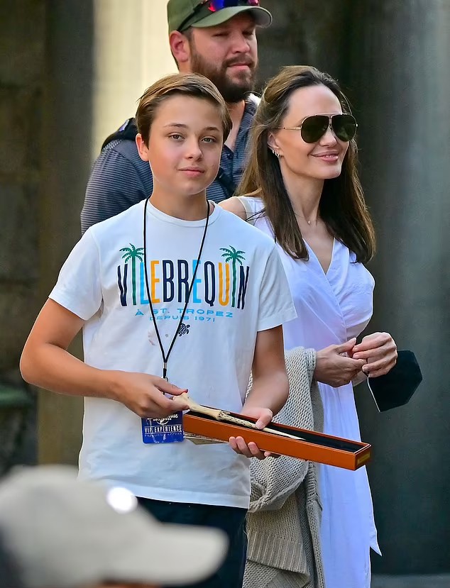 Angelina Jolie hiện đại với set đồ đen dạo phố