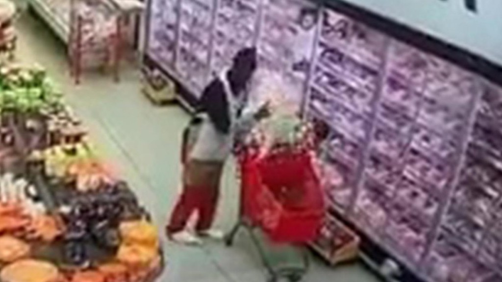 Nam Phi: Nam nhân viên siêu thị bị bắt giữ sau khi bế con gái của khách hàng ra khỏi xe đẩy