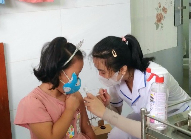 Tiêm vaccine Covid-19 an toàn cho trẻ 5 tuổi ở Khánh Hòa. (Nguồn: SK&ĐS) Tiêm vaccine Covid-19 an toàn cho trẻ 5 tuổi ở Khánh Hòa. (Nguồn: SK&ĐS)