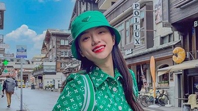 Hoa hậu Hương Giang dịu dàng xuống phố cùng trang phục nữ tính