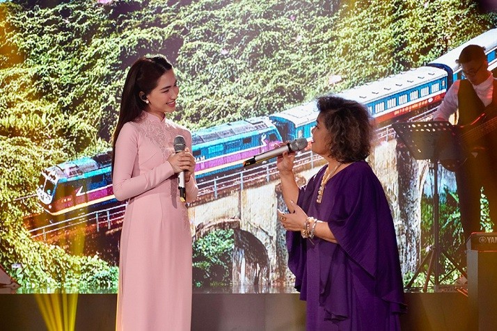 Hòa Minzy diện áo dài nền nã, buông xõa tóc giản dị khi song ca với nghệ sĩ gạo cội. Cô hát ca khúc này lần đầu ở 'Gương mặt thân quen 2016'. Thuộc hai thế hệ khác nhau nhưng hai nghệ sĩ kết hợp nhuần nhuyễn, hòa hợp từ khi mới tập. Hòa Minzy diện áo dài nền nã, buông xõa tóc giản dị khi song ca với nghệ sĩ gạo cội. Cô hát ca khúc này lần đầu ở 'Gương mặt thân quen 2016'. Thuộc hai thế hệ khác nhau nhưng hai nghệ sĩ kết hợp nhuần nhuyễn, hòa hợp từ khi mới tập.