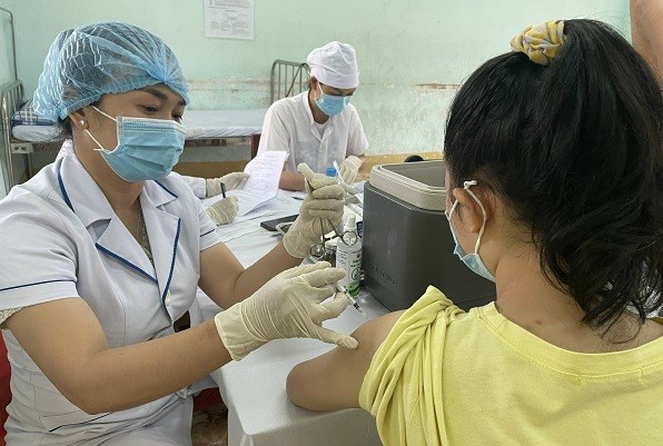 Tiêm vaccine phòng Covid-19 mũi 3 cho trẻ từ 12 đến dưới 18 tuổi tại trưởng THPT Lương Văn Chánh, TP. Tuy Hoà, tỉnh Phú Yên. (Ảnh: Thái Bình) Tiêm vaccine phòng Covid-19 mũi 3 cho trẻ từ 12 đến dưới 18 tuổi tại trưởng THPT Lương Văn Chánh, TP. Tuy Hoà, tỉnh Phú Yên. (Ảnh: Thái Bình)