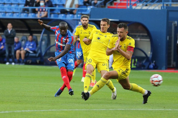 Pau FC giữ tỷ số hòa với đội đứng đầu Ligue 2