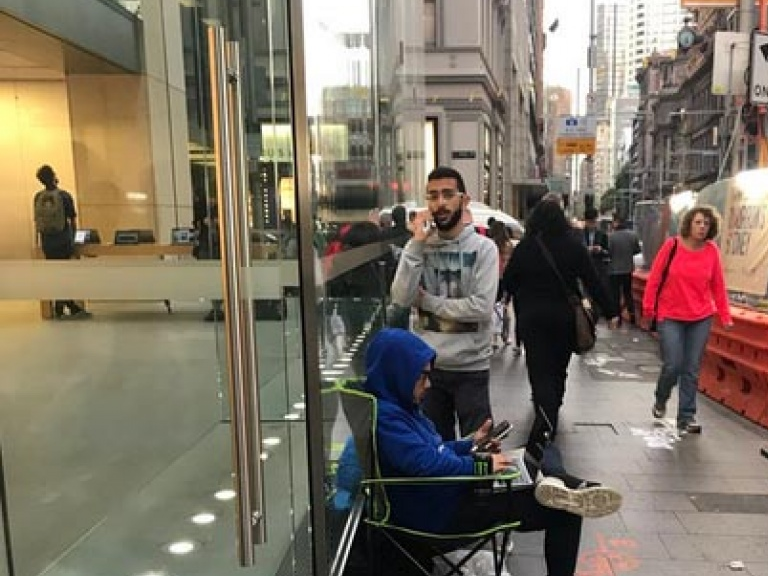 Fan xếp hàng dài ngóng chờ iPhone 2017 ra mắt