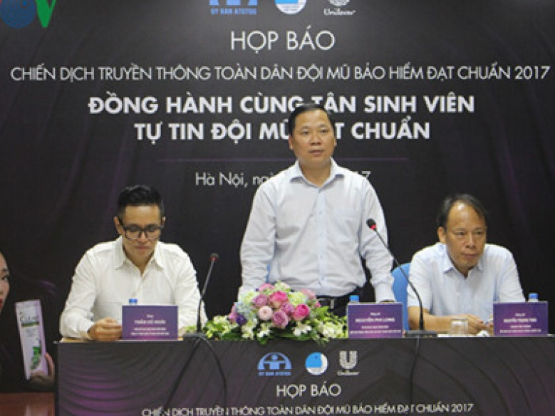 Trao 2.000 mũ bảo hiểm đạt chuẩn cho tân sinh viên