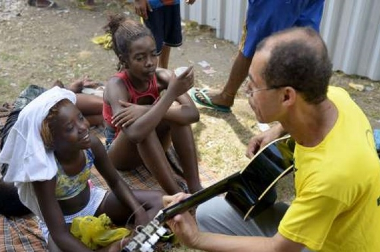 Những hình ảnh ấm áp chứng minh lòng tốt có ở khắp mọi nơi
