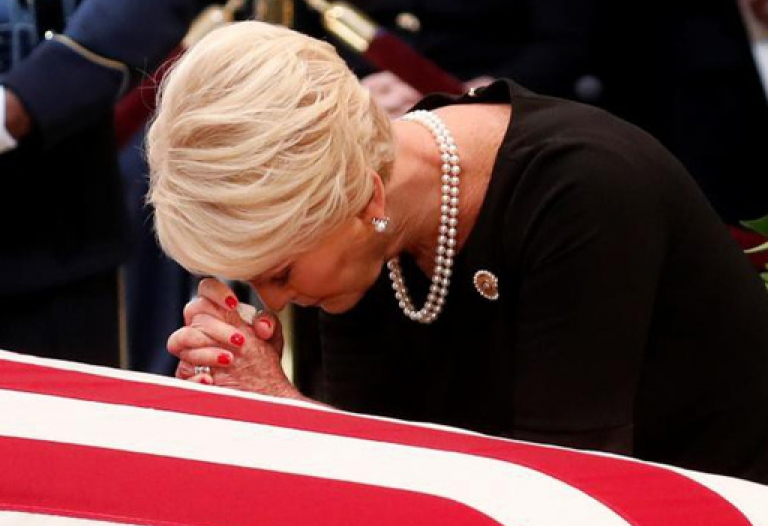Những hình ảnh cảm động tại lễ viếng Thượng nghị sĩ John McCain