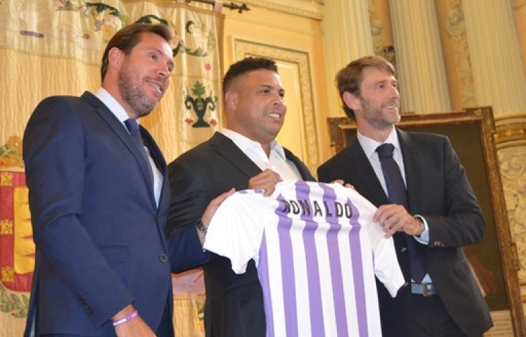 Ronaldo “béo” vung núi tiền, trở thành ông chủ CLB La Liga