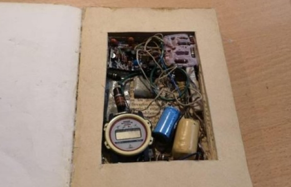 Tây Ban Nha: Bất ngờ phát hiện bom giấu tinh vi trong sách cổ