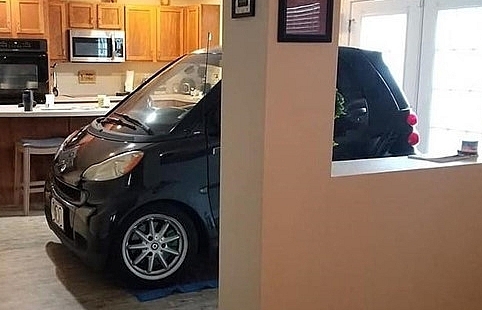 Tránh siêu bão cấp 5 Dorian, người Mỹ cho xe vào đỗ giữa nhà