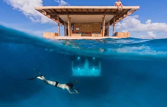 Ngoạn mục khách sạn nửa nổi nửa chìm giữa biển khơi, du khách được ăn ngủ cùng... cá