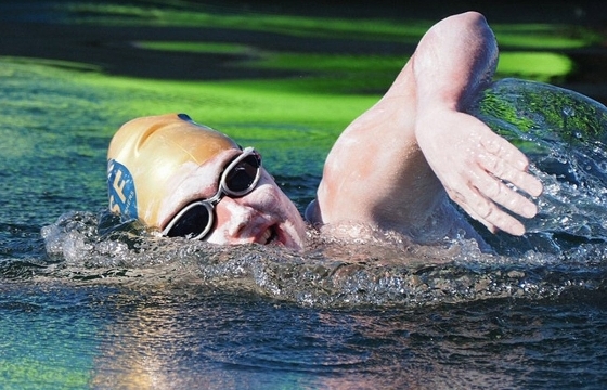 Nữ bệnh nhân ung thư lập kỷ lục bơi 4 lần không nghỉ qua Eo biển Manche