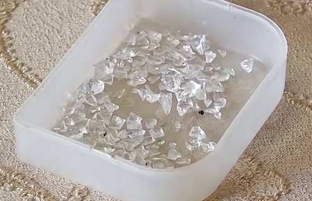 Cô gái Amernia khóc ra 50 dị vật như thủy tinh mỗi ngày