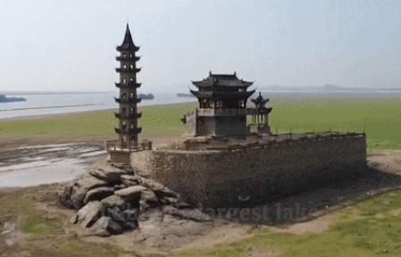 Đảo 1000 năm tuổi đột ngột lộ ra giữa lòng hồ cạn nước