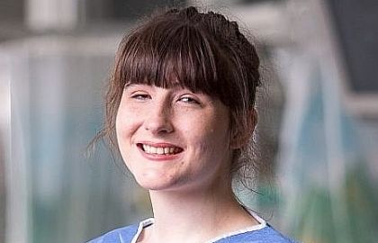 Anh: Cô gái mù và điếc trên hành trình hiện thực hóa ước mơ trở thành bác sĩ