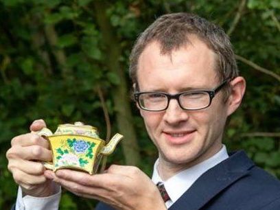 Dọn gác xép, tìm thấy ấm trà cổ trị giá gần 3 tỷ đồng